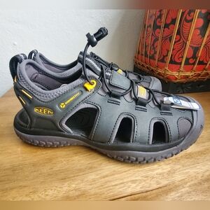 New! Keen Solr Hiking/Water Sandal Black/Gold Ankle Strap Toggle Mens 7 Women 9